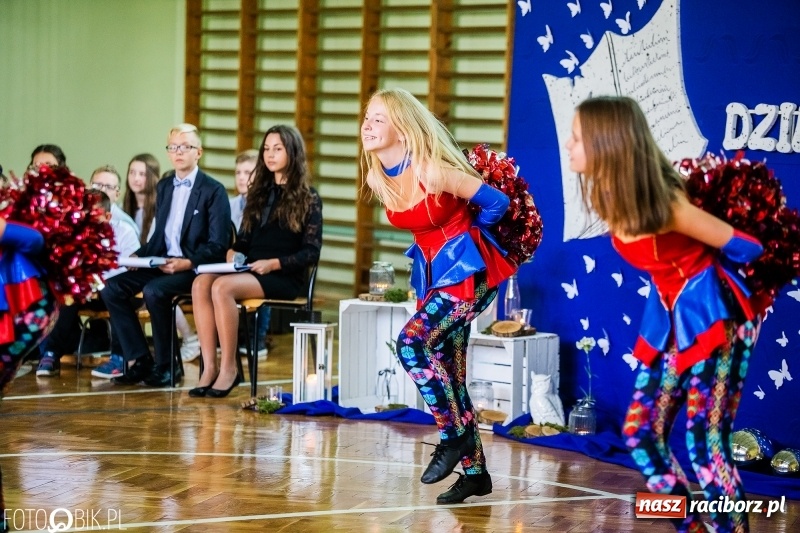 Zdjęcie w galerii na portalu naszraciborz.pl: Szkoła w Tworkowie ma nowy sztandar  wiadomości z regionu