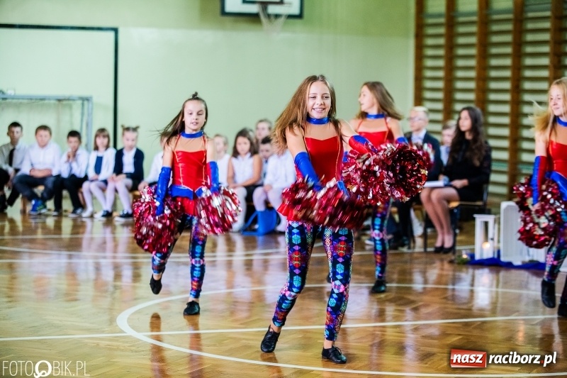 Zdjęcie w galerii na portalu naszraciborz.pl: Szkoła w Tworkowie ma nowy sztandar  wiadomości z regionu