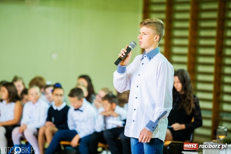 Zdjęcie w galerii na portalu naszraciborz.pl: Szkoła w Tworkowie ma nowy sztandar  wiadomości z regionu