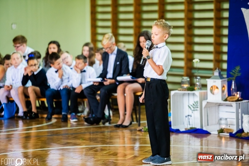 Zdjęcie w galerii na portalu naszraciborz.pl: Szkoła w Tworkowie ma nowy sztandar  wiadomości z regionu