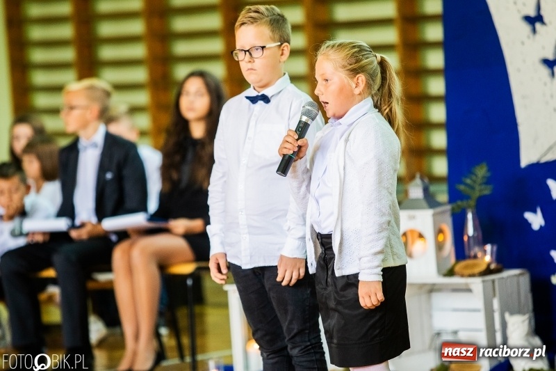 Zdjęcie w galerii na portalu naszraciborz.pl: Szkoła w Tworkowie ma nowy sztandar  wiadomości z regionu