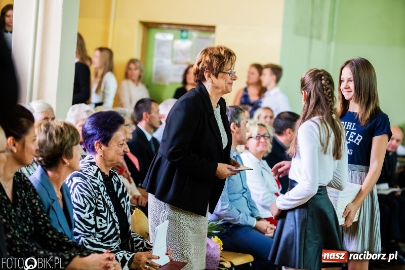 Zdjęcie w galerii na portalu naszraciborz.pl: Szkoła w Tworkowie ma nowy sztandar  wiadomości z regionu