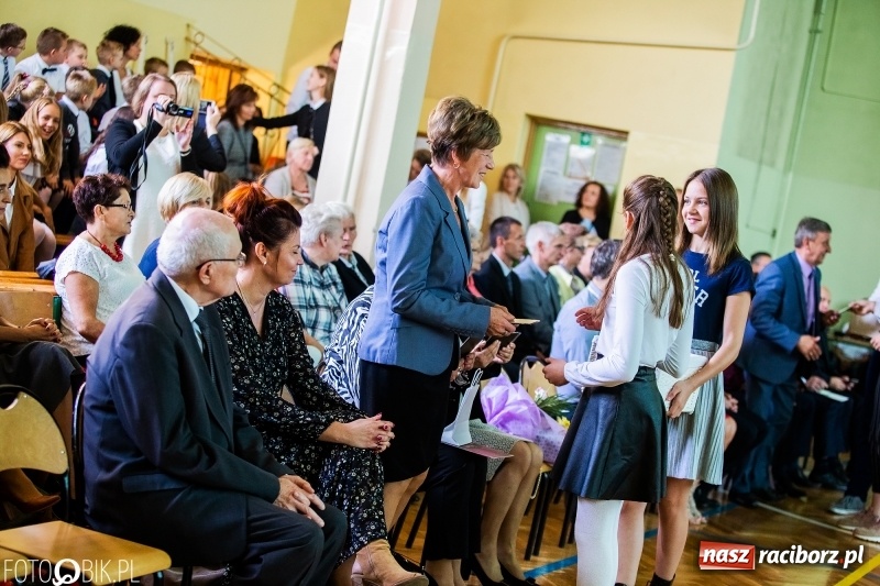 Zdjęcie w galerii na portalu naszraciborz.pl: Szkoła w Tworkowie ma nowy sztandar  wiadomości z regionu