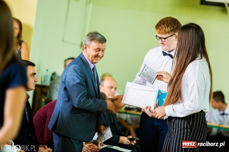 Zdjęcie w galerii na portalu naszraciborz.pl: Szkoła w Tworkowie ma nowy sztandar  wiadomości z regionu