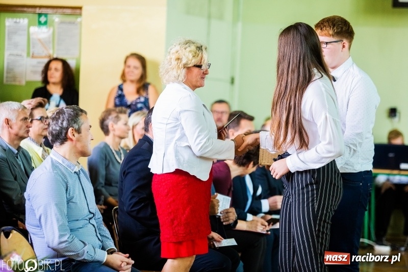 Zdjęcie w galerii na portalu naszraciborz.pl: Szkoła w Tworkowie ma nowy sztandar  wiadomości z regionu