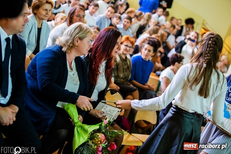 Zdjęcie w galerii na portalu naszraciborz.pl: Szkoła w Tworkowie ma nowy sztandar  wiadomości z regionu