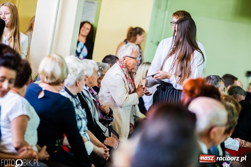 Zdjęcie w galerii na portalu naszraciborz.pl: Szkoła w Tworkowie ma nowy sztandar  wiadomości z regionu