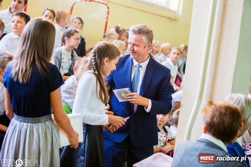 Zdjęcie w galerii na portalu naszraciborz.pl: Szkoła w Tworkowie ma nowy sztandar  wiadomości z regionu