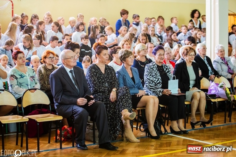 Zdjęcie w galerii na portalu naszraciborz.pl: Szkoła w Tworkowie ma nowy sztandar  wiadomości z regionu