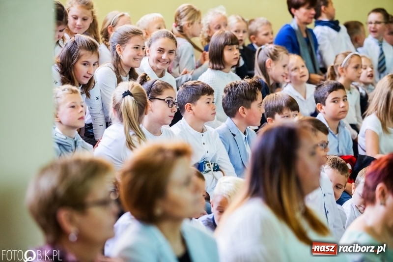 Zdjęcie w galerii na portalu naszraciborz.pl: Szkoła w Tworkowie ma nowy sztandar  wiadomości z regionu