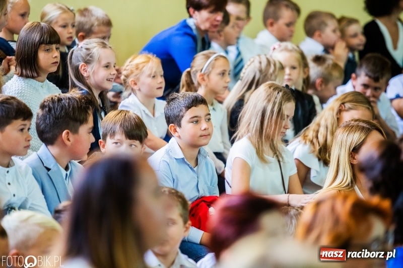 Zdjęcie w galerii na portalu naszraciborz.pl: Szkoła w Tworkowie ma nowy sztandar  wiadomości z regionu