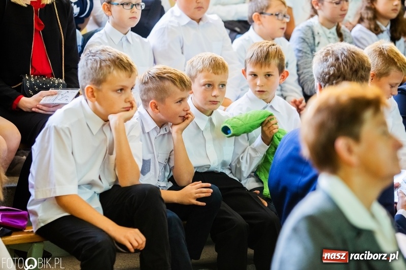 Zdjęcie w galerii na portalu naszraciborz.pl: Szkoła w Tworkowie ma nowy sztandar  wiadomości z regionu