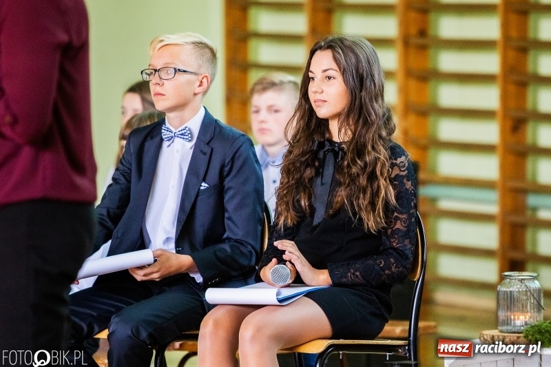 Zdjęcie w galerii na portalu naszraciborz.pl: Szkoła w Tworkowie ma nowy sztandar  wiadomości z regionu