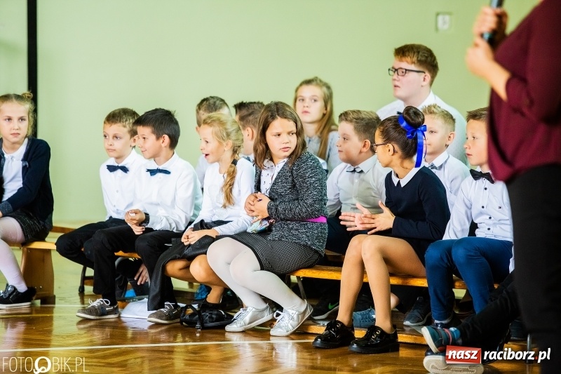 Zdjęcie w galerii na portalu naszraciborz.pl: Szkoła w Tworkowie ma nowy sztandar  wiadomości z regionu