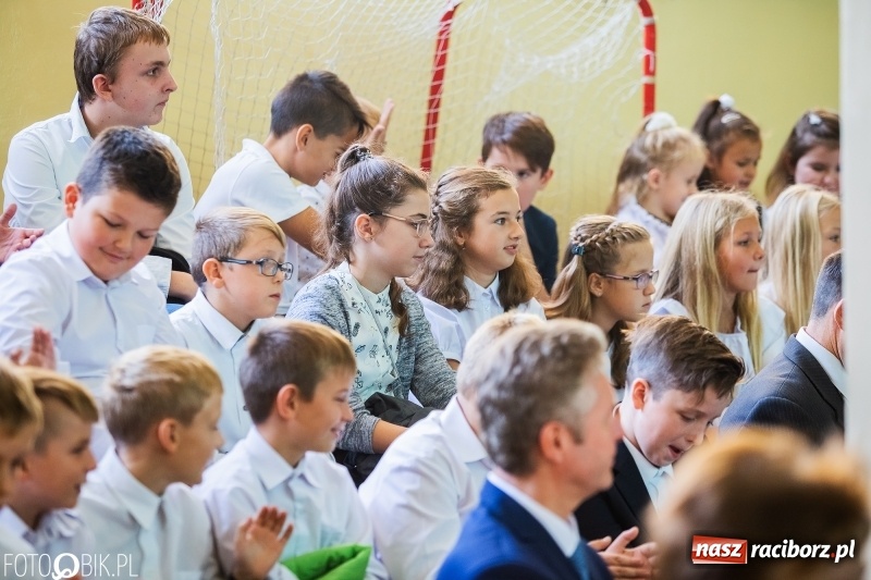 Zdjęcie w galerii na portalu naszraciborz.pl: Szkoła w Tworkowie ma nowy sztandar  wiadomości z regionu