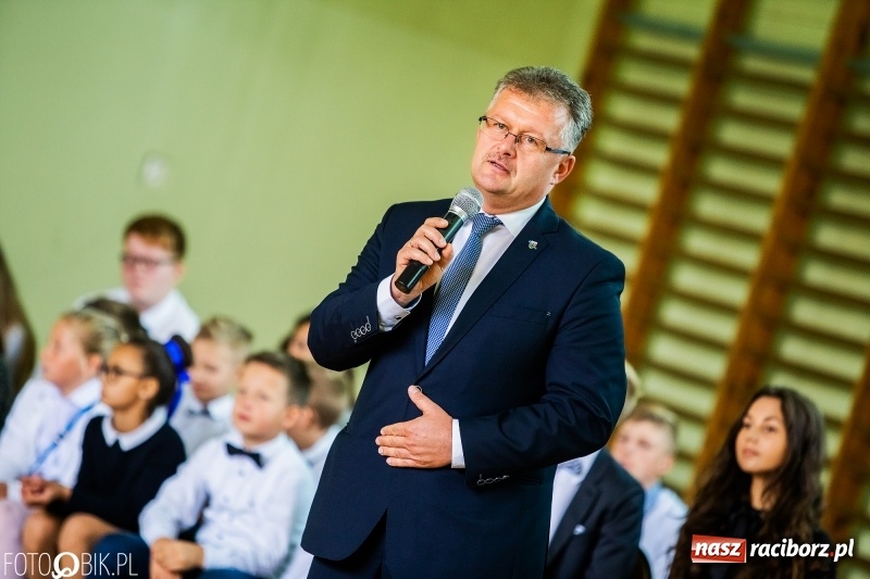 Zdjęcie w galerii na portalu naszraciborz.pl: Szkoła w Tworkowie ma nowy sztandar  wiadomości z regionu