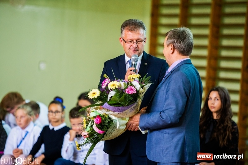 Zdjęcie w galerii na portalu naszraciborz.pl: Szkoła w Tworkowie ma nowy sztandar  wiadomości z regionu