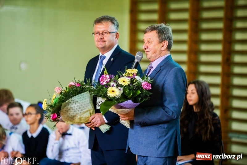 Zdjęcie w galerii na portalu naszraciborz.pl: Szkoła w Tworkowie ma nowy sztandar  wiadomości z regionu