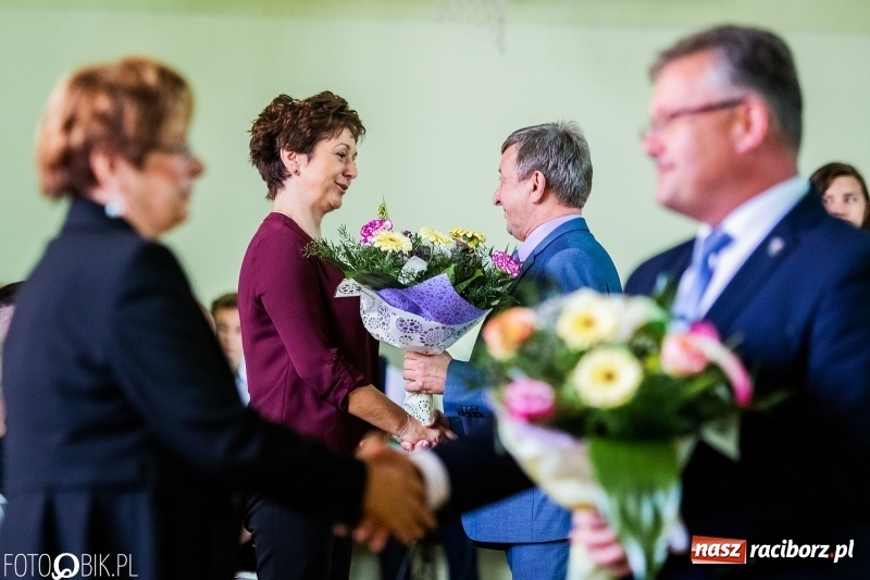 Zdjęcie w galerii na portalu naszraciborz.pl: Szkoła w Tworkowie ma nowy sztandar  wiadomości z regionu