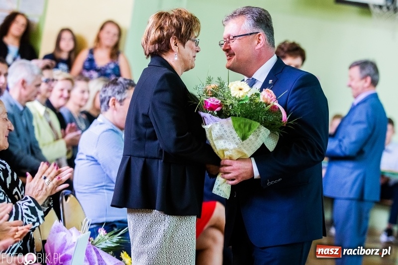 Zdjęcie w galerii na portalu naszraciborz.pl: Szkoła w Tworkowie ma nowy sztandar  wiadomości z regionu