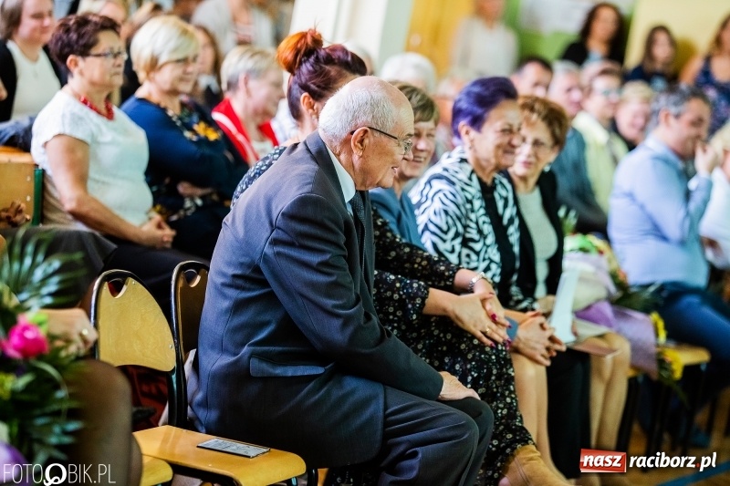 Zdjęcie w galerii na portalu naszraciborz.pl: Szkoła w Tworkowie ma nowy sztandar  wiadomości z regionu