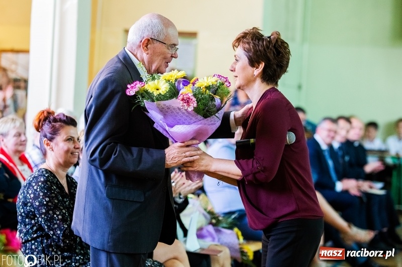 Zdjęcie w galerii na portalu naszraciborz.pl: Szkoła w Tworkowie ma nowy sztandar  wiadomości z regionu