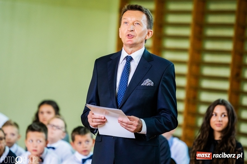 Zdjęcie w galerii na portalu naszraciborz.pl: Szkoła w Tworkowie ma nowy sztandar  wiadomości z regionu