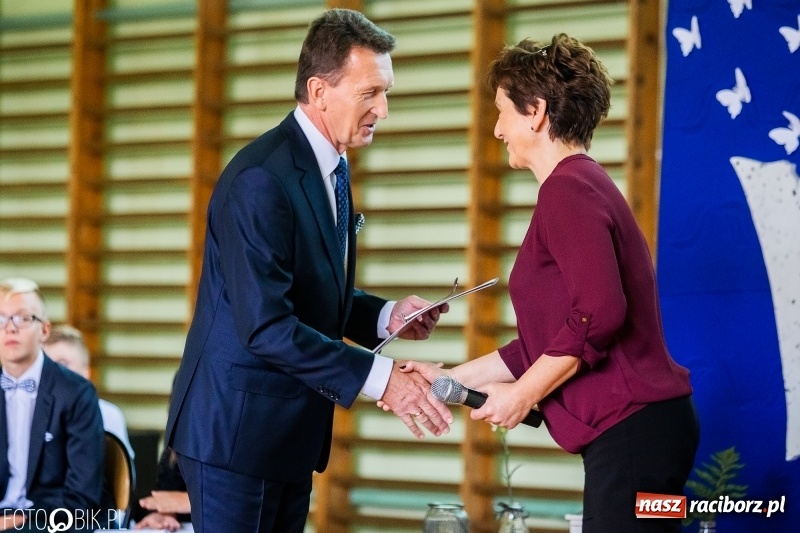 Zdjęcie w galerii na portalu naszraciborz.pl: Szkoła w Tworkowie ma nowy sztandar  wiadomości z regionu