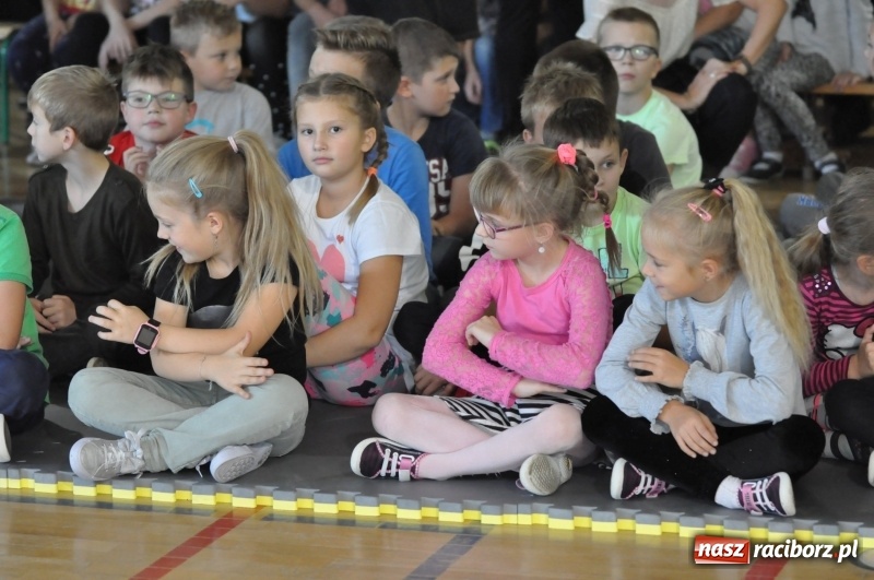 Zdjęcie w galerii na portalu naszraciborz.pl: Ministrowie edukacji oraz sprawiedliwości w Kuźni Raciborskiej. Razem z aktorem rozdawali kamizelki odblaskowe FOTO i WIDEO wiadomości z regionu