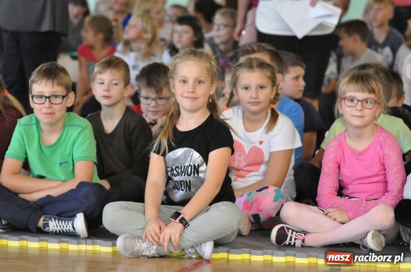 Zdjęcie w galerii na portalu naszraciborz.pl: Ministrowie edukacji oraz sprawiedliwości w Kuźni Raciborskiej. Razem z aktorem rozdawali kamizelki odblaskowe FOTO i WIDEO wiadomości z regionu