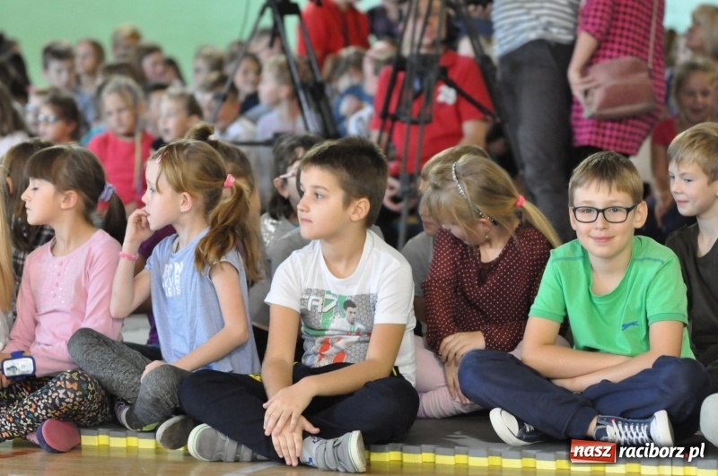 Zdjęcie w galerii na portalu naszraciborz.pl: Ministrowie edukacji oraz sprawiedliwości w Kuźni Raciborskiej. Razem z aktorem rozdawali kamizelki odblaskowe FOTO i WIDEO wiadomości z regionu