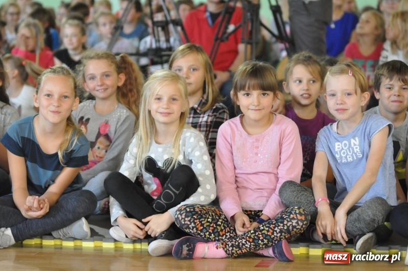 Zdjęcie w galerii na portalu naszraciborz.pl: Ministrowie edukacji oraz sprawiedliwości w Kuźni Raciborskiej. Razem z aktorem rozdawali kamizelki odblaskowe FOTO i WIDEO wiadomości z regionu