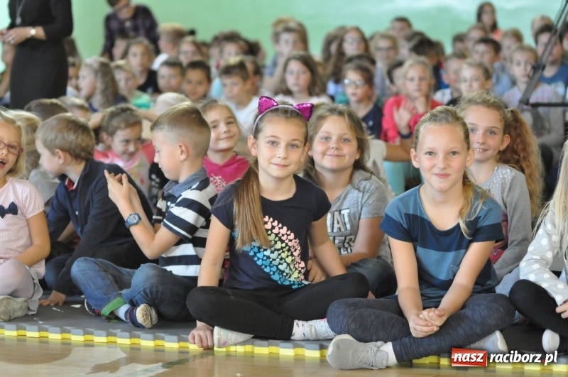 Zdjęcie w galerii na portalu naszraciborz.pl: Ministrowie edukacji oraz sprawiedliwości w Kuźni Raciborskiej. Razem z aktorem rozdawali kamizelki odblaskowe FOTO i WIDEO wiadomości z regionu