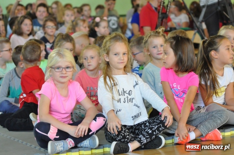 Zdjęcie w galerii na portalu naszraciborz.pl: Ministrowie edukacji oraz sprawiedliwości w Kuźni Raciborskiej. Razem z aktorem rozdawali kamizelki odblaskowe FOTO i WIDEO wiadomości z regionu