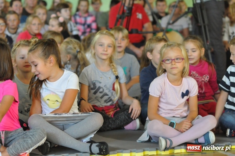 Zdjęcie w galerii na portalu naszraciborz.pl: Ministrowie edukacji oraz sprawiedliwości w Kuźni Raciborskiej. Razem z aktorem rozdawali kamizelki odblaskowe FOTO i WIDEO wiadomości z regionu