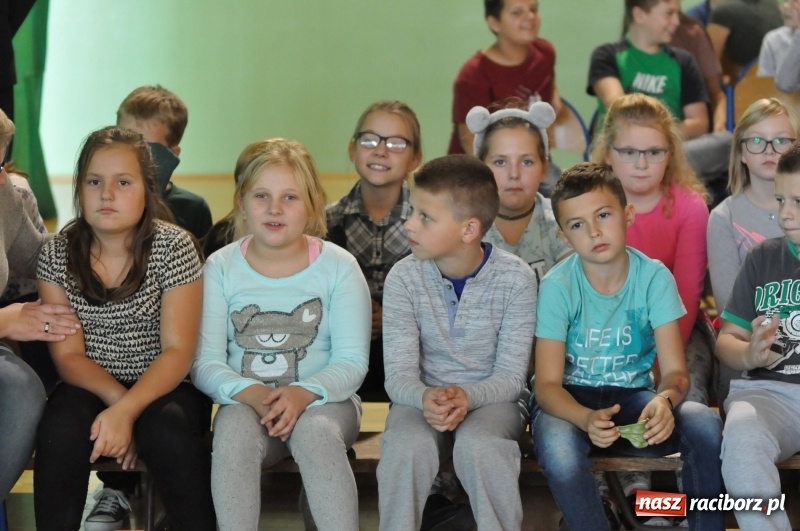 Zdjęcie w galerii na portalu naszraciborz.pl: Ministrowie edukacji oraz sprawiedliwości w Kuźni Raciborskiej. Razem z aktorem rozdawali kamizelki odblaskowe FOTO i WIDEO wiadomości z regionu