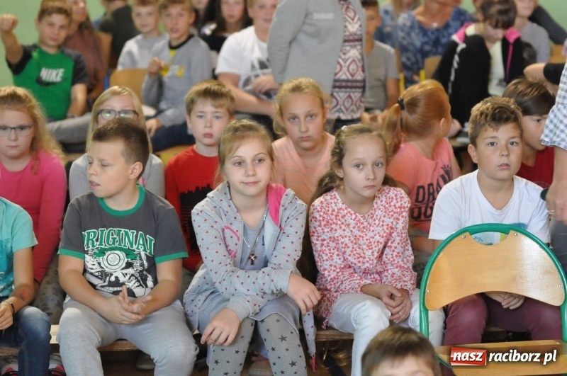 Zdjęcie w galerii na portalu naszraciborz.pl: Ministrowie edukacji oraz sprawiedliwości w Kuźni Raciborskiej. Razem z aktorem rozdawali kamizelki odblaskowe FOTO i WIDEO wiadomości z regionu