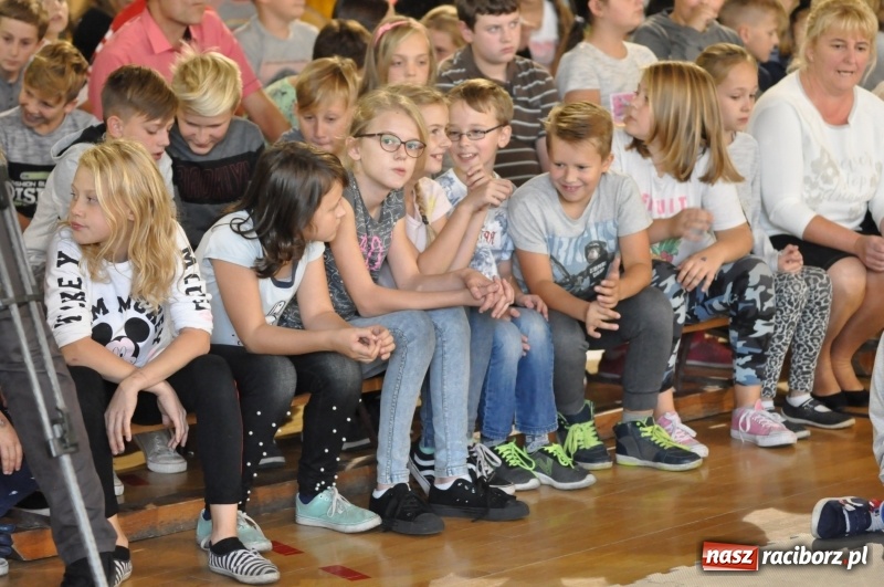 Zdjęcie w galerii na portalu naszraciborz.pl: Ministrowie edukacji oraz sprawiedliwości w Kuźni Raciborskiej. Razem z aktorem rozdawali kamizelki odblaskowe FOTO i WIDEO wiadomości z regionu