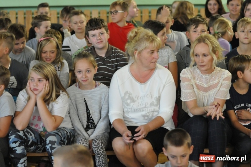 Zdjęcie w galerii na portalu naszraciborz.pl: Ministrowie edukacji oraz sprawiedliwości w Kuźni Raciborskiej. Razem z aktorem rozdawali kamizelki odblaskowe FOTO i WIDEO wiadomości z regionu