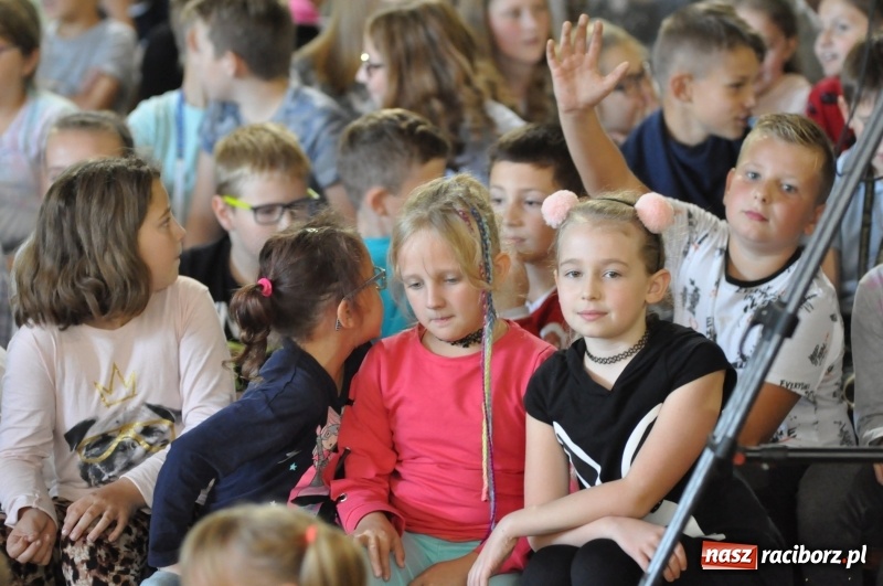 Zdjęcie w galerii na portalu naszraciborz.pl: Ministrowie edukacji oraz sprawiedliwości w Kuźni Raciborskiej. Razem z aktorem rozdawali kamizelki odblaskowe FOTO i WIDEO wiadomości z regionu