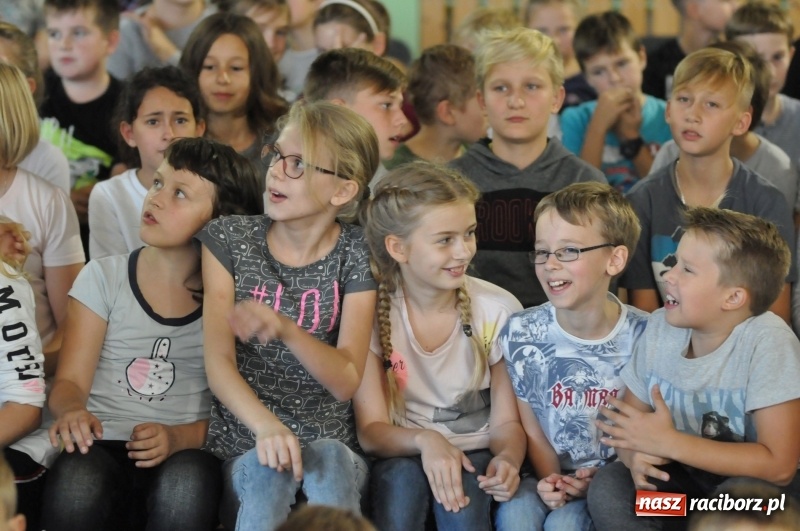 Zdjęcie w galerii na portalu naszraciborz.pl: Ministrowie edukacji oraz sprawiedliwości w Kuźni Raciborskiej. Razem z aktorem rozdawali kamizelki odblaskowe FOTO i WIDEO wiadomości z regionu