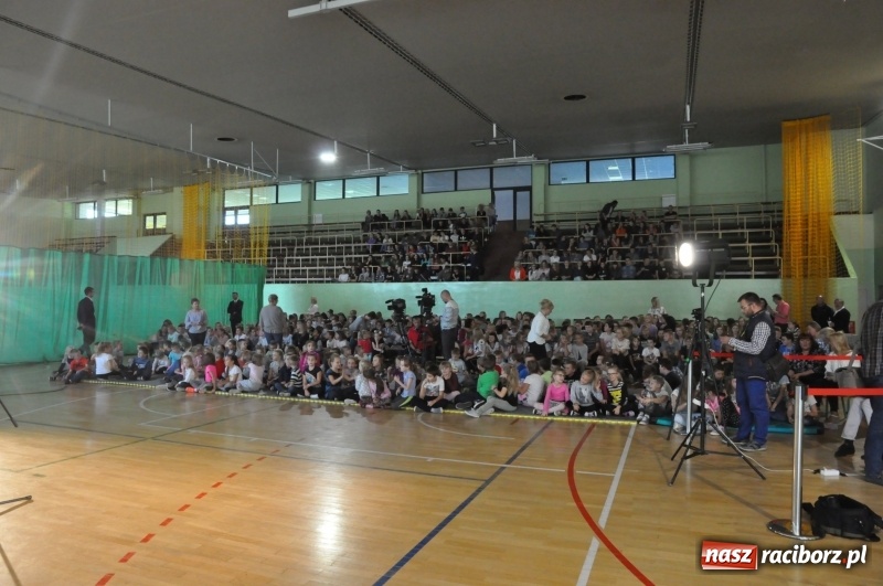 Zdjęcie w galerii na portalu naszraciborz.pl: Ministrowie edukacji oraz sprawiedliwości w Kuźni Raciborskiej. Razem z aktorem rozdawali kamizelki odblaskowe FOTO i WIDEO wiadomości z regionu