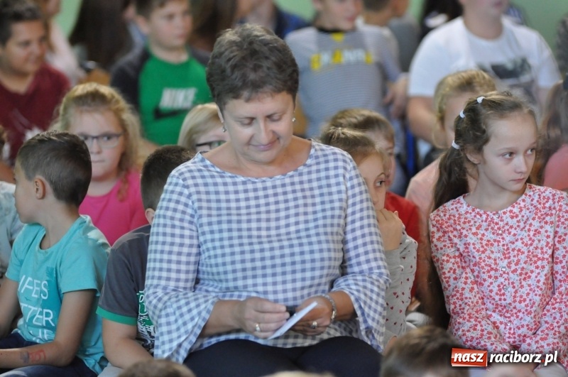 Zdjęcie w galerii na portalu naszraciborz.pl: Ministrowie edukacji oraz sprawiedliwości w Kuźni Raciborskiej. Razem z aktorem rozdawali kamizelki odblaskowe FOTO i WIDEO wiadomości z regionu