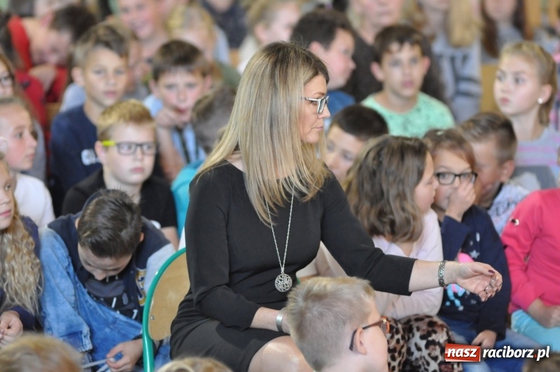 Zdjęcie w galerii na portalu naszraciborz.pl: Ministrowie edukacji oraz sprawiedliwości w Kuźni Raciborskiej. Razem z aktorem rozdawali kamizelki odblaskowe FOTO i WIDEO wiadomości z regionu