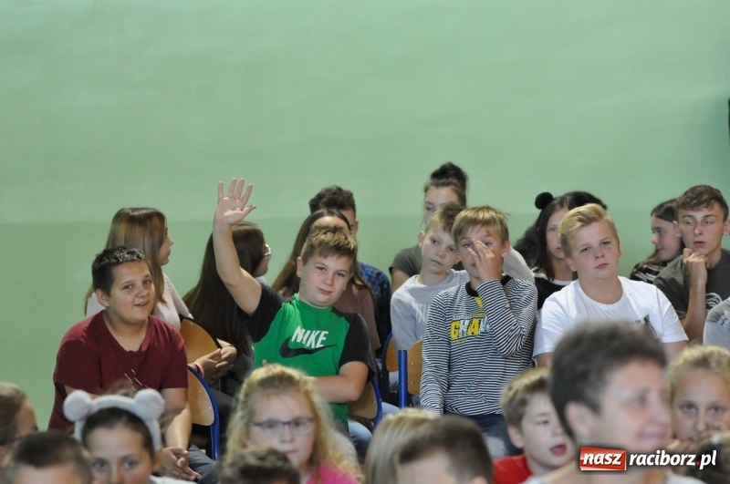 Zdjęcie w galerii na portalu naszraciborz.pl: Ministrowie edukacji oraz sprawiedliwości w Kuźni Raciborskiej. Razem z aktorem rozdawali kamizelki odblaskowe FOTO i WIDEO wiadomości z regionu