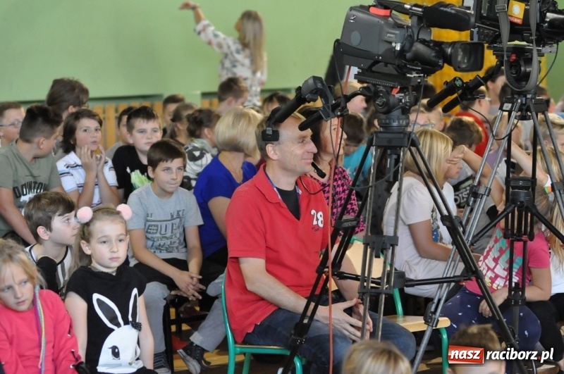 Zdjęcie w galerii na portalu naszraciborz.pl: Ministrowie edukacji oraz sprawiedliwości w Kuźni Raciborskiej. Razem z aktorem rozdawali kamizelki odblaskowe FOTO i WIDEO wiadomości z regionu