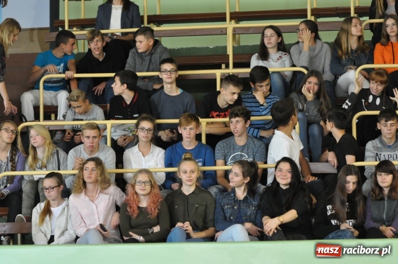 Zdjęcie w galerii na portalu naszraciborz.pl: Ministrowie edukacji oraz sprawiedliwości w Kuźni Raciborskiej. Razem z aktorem rozdawali kamizelki odblaskowe FOTO i WIDEO wiadomości z regionu