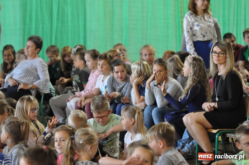 Zdjęcie w galerii na portalu naszraciborz.pl: Ministrowie edukacji oraz sprawiedliwości w Kuźni Raciborskiej. Razem z aktorem rozdawali kamizelki odblaskowe FOTO i WIDEO wiadomości z regionu