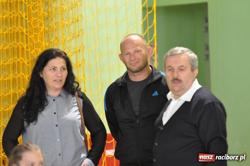 Zdjęcie w galerii na portalu naszraciborz.pl: Ministrowie edukacji oraz sprawiedliwości w Kuźni Raciborskiej. Razem z aktorem rozdawali kamizelki odblaskowe FOTO i WIDEO wiadomości z regionu