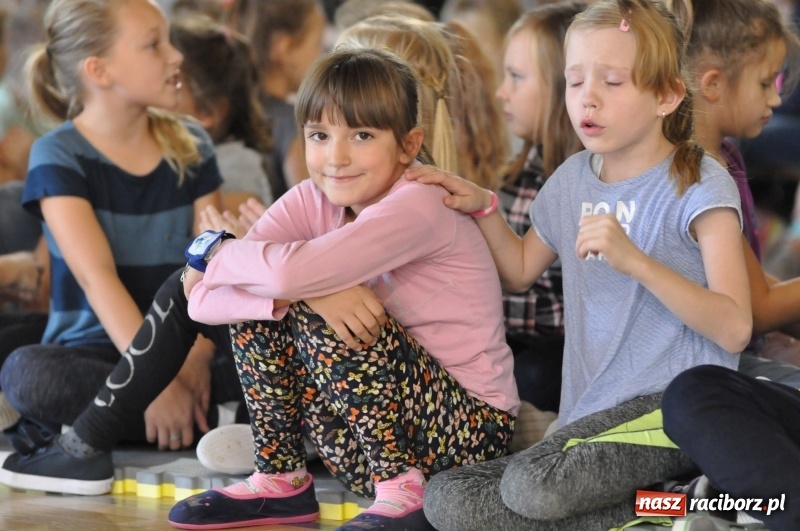 Zdjęcie w galerii na portalu naszraciborz.pl: Ministrowie edukacji oraz sprawiedliwości w Kuźni Raciborskiej. Razem z aktorem rozdawali kamizelki odblaskowe FOTO i WIDEO wiadomości z regionu